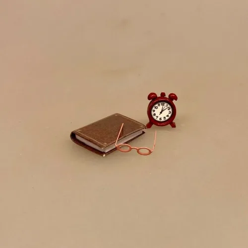 Miniature Bog og briller, hardback, læsehest, journalist, forfatter, digter, gave, gaveide, minibog, miniaturer, lillebitte, sættekasse, ting til, dukkehus, dukkehusting, dukkehus tilbehør, biti, ribe, skala, 1:12