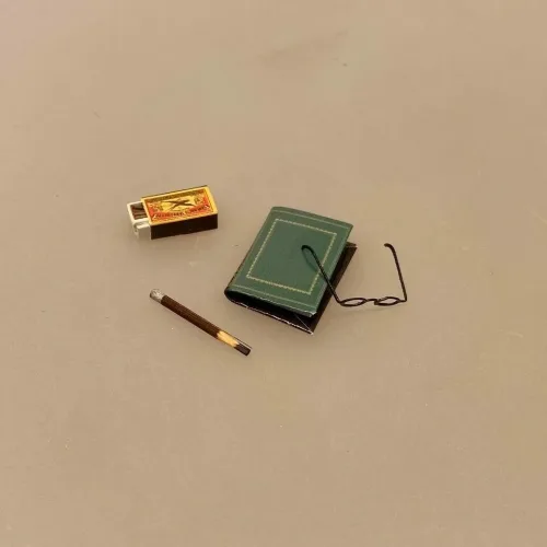 Miniature Bog og briller, hardback, læsehest, journalist, forfatter, digter, gave, gaveide, minibog, miniaturer, lillebitte, sættekasse, ting til, dukkehus, dukkehusting, dukkehus tilbehør, biti, ribe, skala, 1:12