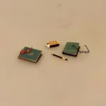 Miniature Bog og briller, hardback, læsehest, journalist, forfatter, digter, gave, gaveide, minibog, miniaturer, lillebitte, sættekasse, ting til, dukkehus, dukkehusting, dukkehus tilbehør, biti, ribe, skala, 1:12