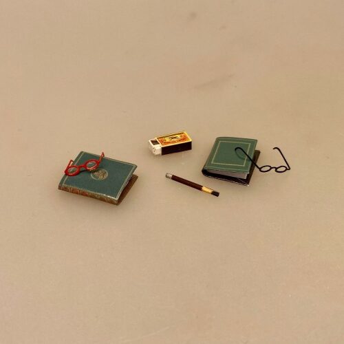 Miniature Bog og briller, hardback, læsehest, journalist, forfatter, digter, gave, gaveide, minibog, miniaturer, lillebitte, sættekasse, ting til, dukkehus, dukkehusting, dukkehus tilbehør, biti, ribe, skala, 1:12