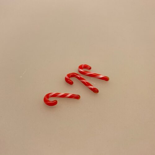 Miniature Bolchestok, slik, dukkehus, dukkehuset, sættekasseting, sætterkasseting, ting til, dukkehuset, sættekassen, miniatyre, miniaturere, mini, skala 1:12, købmandsbutik, legemad, legeslik, julepynt, nissetilbehør, nissebo, nisserne, nissedør, gaveide, sangskjuler, sød tand, sliksulten, pyrus,