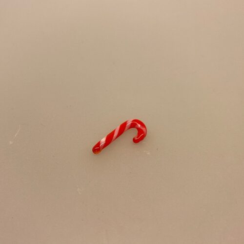 Miniature Bolchestok, slik, dukkehus, dukkehuset, sættekasseting, sætterkasseting, ting til, dukkehuset, sættekassen, miniatyre, miniaturere, mini, skala 1:12, købmandsbutik, legemad, legeslik, julepynt, nissetilbehør, nissebo, nisserne, nissedør, gaveide, sangskjuler, sød tand, sliksulten, pyrus,