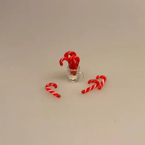Miniature Bolchestok, slik, dukkehus, dukkehuset, sættekasseting, sætterkasseting, ting til, dukkehuset, sættekassen, miniatyre, miniaturere, mini, skala 1:12, købmandsbutik, legemad, legeslik, julepynt, nissetilbehør, nissebo, nisserne, nissedør, gaveide, sangskjuler, sød tand, sliksulten, pyrus,