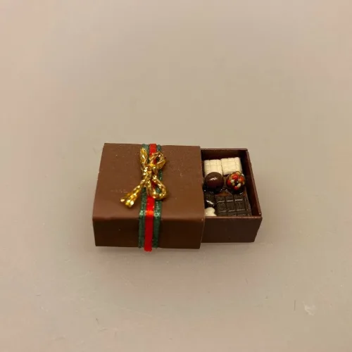 Miniature Chokoladeæske, Miniature Bolchestok, slik, dukkehus, dukkehuset, sættekasseting, sætterkasseting, ting til, dukkehuset, sættekassen, miniatyre, miniaturere, mini, skala 1:12, købmandsbutik, legemad, legeslik, julepynt, nissetilbehør, nissebo, nisserne, nissedør, gaveide, sangskjuler, sød tand, sliksulten, pyrus,