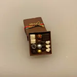 Miniature Chokoladeæske, Miniature Bolchestok, slik, dukkehus, dukkehuset, sættekasseting, sætterkasseting, ting til, dukkehuset, sættekassen, miniatyre, miniaturere, mini, skala 1:12, købmandsbutik, legemad, legeslik, julepynt, nissetilbehør, nissebo, nisserne, nissedør, gaveide, sangskjuler, sød tand, sliksulten, pyrus,