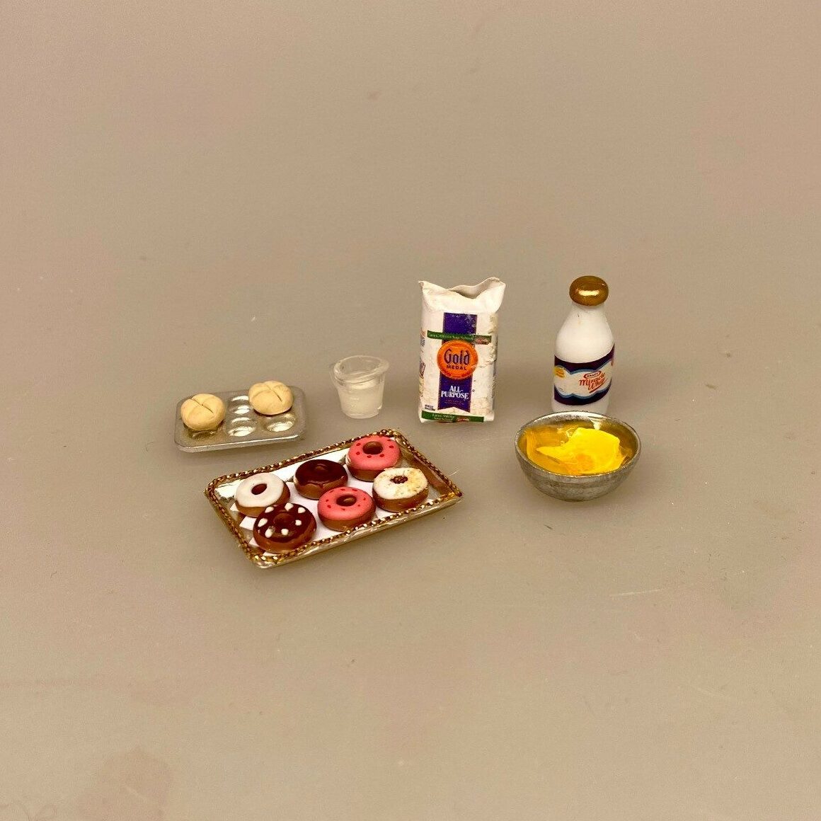 Miniature Donuts på plade, bagværk, bagedyst, mini, mad, dukke, dukkemad, dukkehus, dukkehusting, dukkehustilbehør, sætterkasseting, biti, glade munke, bronuts, politi, politimand, bagværk, snack, sangskjuler, sjov, tale, symbolsk gave, nisser, nissedør, tilbehør, dukkehus, miniaturer, 1:12