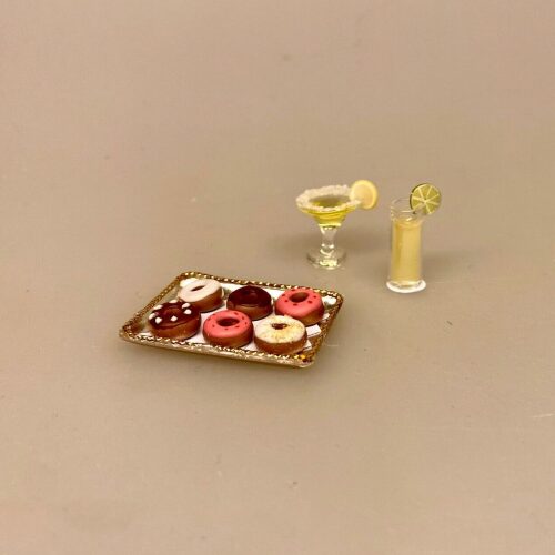 Miniature Donuts på plade, bagværk, bagedyst, mini, mad, dukke, dukkemad, dukkehus, dukkehusting, dukkehustilbehør, sætterkasseting, biti, glade munke, bronuts, politi, politimand, bagværk, snack, sangskjuler, sjov, tale, symbolsk gave, nisser, nissedør, tilbehør, dukkehus, miniaturer, 1:12