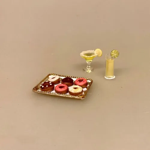 Miniature Donuts på plade, bagværk, bagedyst, mini, mad, dukke, dukkemad, dukkehus, dukkehusting, dukkehustilbehør, sætterkasseting, biti, glade munke, bronuts, politi, politimand, bagværk, snack, sangskjuler, sjov, tale, symbolsk gave, nisser, nissedør, tilbehør, dukkehus, miniaturer, 1:12