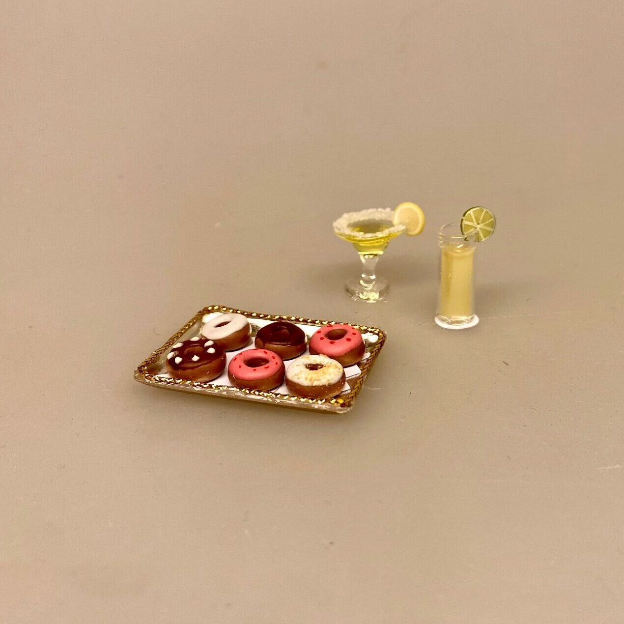 Miniature Donuts på plade, bagværk, bagedyst, mini, mad, dukke, dukkemad, dukkehus, dukkehusting, dukkehustilbehør, sætterkasseting, biti, glade munke, bronuts, politi, politimand, bagværk, snack, sangskjuler, sjov, tale, symbolsk gave, nisser, nissedør, tilbehør, dukkehus, miniaturer, 1:12