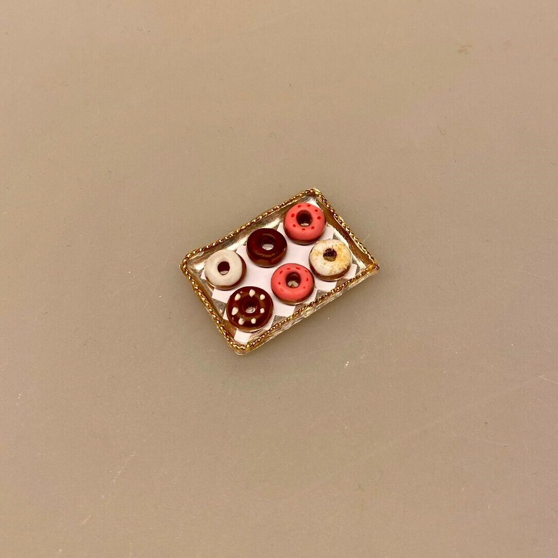 Miniature Donuts på plade, bagværk, bagedyst, mini, mad, dukke, dukkemad, dukkehus, dukkehusting, dukkehustilbehør, sætterkasseting, biti, glade munke, bronuts, politi, politimand, bagværk, snack, sangskjuler, sjov, tale, symbolsk gave, nisser, nissedør, tilbehør, dukkehus, miniaturer, 1:12