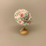 Miniature Hat Blomstret med Bånd, Miniature Hat Ferskenfarvet med Bånd & Blomster, damehat, hat, feminin, dukkehat, dukkebutik, trikotage, dukkehus, dukkehusting, dukkehus tilbehør, ting til dukkehuset, dukkestue,samler, mniaturer, biti, ribe,