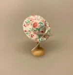 Miniature Hat Blomstret med Bånd, Miniature Hat Ferskenfarvet med Bånd & Blomster, damehat, hat, feminin, dukkehat, dukkebutik, trikotage, dukkehus, dukkehusting, dukkehus tilbehør, ting til dukkehuset, dukkestue,samler, mniaturer, biti, ribe,