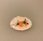 Miniature Hat Ferskenfarvet med Bånd & Blomster, damehat, hat, feminin, dukkehat, dukkebutik, trikotage, dukkehus, dukkehusting, dukkehus tilbehør, ting til dukkehuset, dukkestue,samler, mniaturer, biti, ribe,
