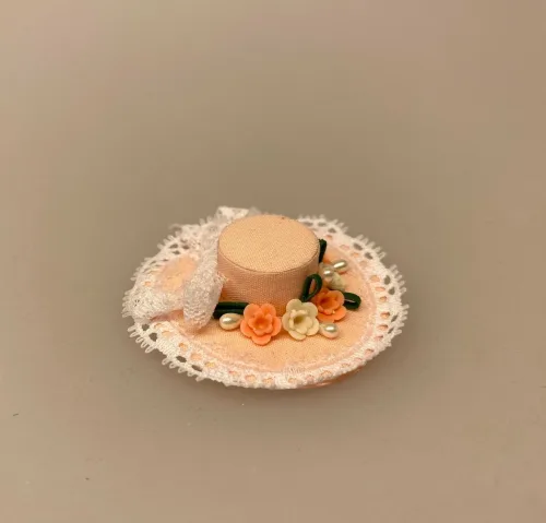 Miniature Hat Ferskenfarvet med Bånd & Blomster, damehat, hat, feminin, dukkehat, dukkebutik, trikotage, dukkehus, dukkehusting, dukkehus tilbehør, ting til dukkehuset, dukkestue,samler, mniaturer, biti, ribe,