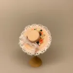 Miniature Hat Ferskenfarvet med Bånd & Blomster, damehat, hat, feminin, dukkehat, dukkebutik, trikotage, dukkehus, dukkehusting, dukkehus tilbehør, ting til dukkehuset, dukkestue,samler, mniaturer, biti, ribe,