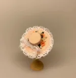 Miniature Hat Ferskenfarvet med Bånd & Blomster, damehat, hat, feminin, dukkehat, dukkebutik, trikotage, dukkehus, dukkehusting, dukkehus tilbehør, ting til dukkehuset, dukkestue,samler, mniaturer, biti, ribe,