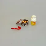 Miniature Glas med Citron Drops , Miniature Kagedåse med Kager - Rød Dame, småkager, kagedåse, rund, småkagedåse, miniature, kager, danish butter cookies, dansk, smørbagte, bager, konditor, dukkehus, ting, tilbehør, nisser, nissehus, nissedør, nissetilbehør, nissemad, dukkehusting, dukkehustilbehør, minimad, bagerbutik, 1:12, sættekasse, sætterkasse, juleting, julekalender, sjov, sang, tale, symbolsk, gave, juleide, små ting, biti, ribe, titanias palads,