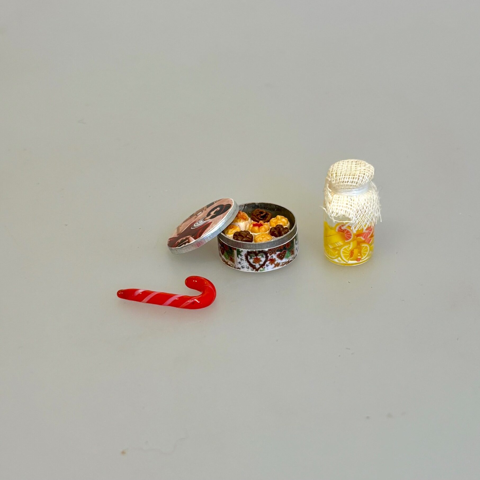 Miniature Glas med Citron Drops , Miniature Kagedåse med Kager - Rød Dame, småkager, kagedåse, rund, småkagedåse, miniature, kager, danish butter cookies, dansk, smørbagte, bager, konditor, dukkehus, ting, tilbehør, nisser, nissehus, nissedør, nissetilbehør, nissemad, dukkehusting, dukkehustilbehør, minimad, bagerbutik, 1:12, sættekasse, sætterkasse, juleting, julekalender, sjov, sang, tale, symbolsk, gave, juleide, små ting, biti, ribe, titanias palads,