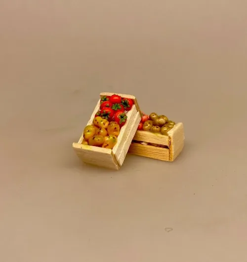 grønt, Miniature Kasse med Kartofler & Tomater,Miniature Kasse med kartofler, miniature, miniaturer, dukkehus, dukkehusting, sættekasse, sætterkasse, grøntsager, grønthandler, mini, kartofler, biti, ribe, tilbehør,
