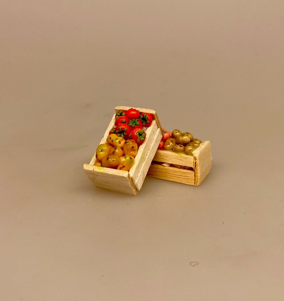 grønt, Miniature Kasse med Kartofler & Tomater,Miniature Kasse med kartofler, miniature, miniaturer, dukkehus, dukkehusting, sættekasse, sætterkasse, grøntsager, grønthandler, mini, kartofler, biti, ribe, tilbehør,
