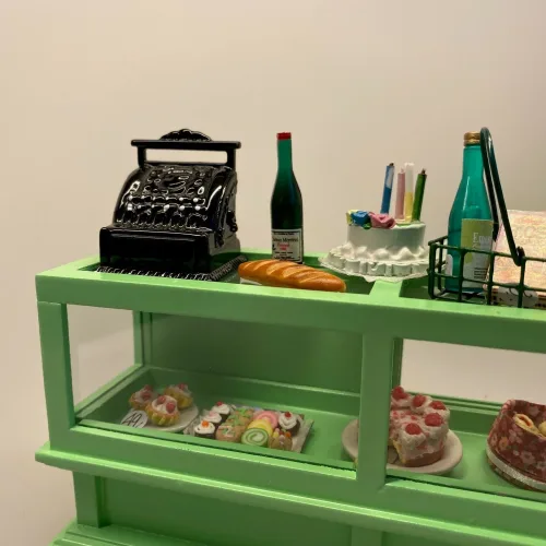 Miniature Kasseapparat, Café og Butik, penge, pengegave, gavekort, pengekasse, shopping, shoppetur, gave, symbolsk, selvstændig, butik, butiksindehaver, nyåbnet, miniature, købmand,erhvervsdrivende, dukkehus, dukkehusting, dukkehustilbehør, biti, ribe,Miniature Kasseapparat Sort,