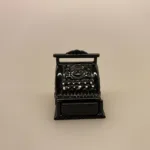 Miniature Kasseapparat, Café og Butik, penge, pengegave, gavekort, pengekasse, shopping, shoppetur, gave, symbolsk, selvstændig, butik, butiksindehaver, nyåbnet, miniature, købmand,erhvervsdrivende, dukkehus, dukkehusting, dukkehustilbehør, biti, ribe,Miniature Kasseapparat Sort,