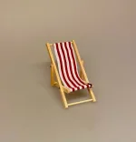 Miniature Liggestol, klappes sammen, sammenklappelig, strandstol, driverliv, strand, sol, ferie, solferie, slappe af, pension, efterløn, miniature, dukkehus, dukkehusting, dukkehustilbehør, sangskjuler, symbolsk, gave, biti, otium