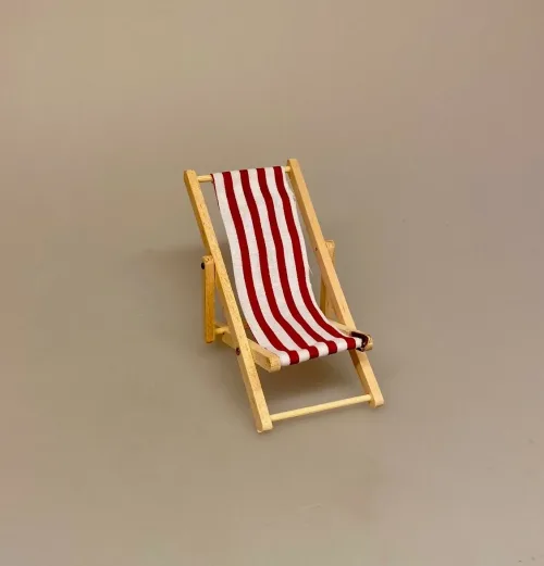 Miniature Liggestol, klappes sammen, sammenklappelig, strandstol, driverliv, strand, sol, ferie, solferie, slappe af, pension, efterløn, miniature, dukkehus, dukkehusting, dukkehustilbehør, sangskjuler, symbolsk, gave, biti, otium