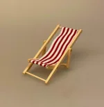 Miniature Liggestol, klappes sammen, sammenklappelig, strandstol, driverliv, strand, sol, ferie, solferie, slappe af, pension, efterløn, miniature, dukkehus, dukkehusting, dukkehustilbehør, sangskjuler, symbolsk, gave, biti, otium