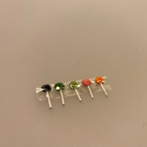 Miniature Rund Slikkepind ,Miniature Bolchestok, slik, dukkehus, dukkehuset, sættekasseting, sætterkasseting, ting til, dukkehuset, sættekassen, miniatyre, miniaturere, mini, skala 1:12, købmandsbutik, legemad, legeslik, julepynt, nissetilbehør, nissebo, nisserne, nissedør, gaveide, sangskjuler, sød tand, sliksulten, pyrus, Miniature Pakke med Slikkepinde