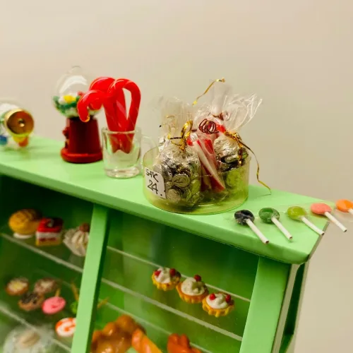 Miniature Rund Slikkepind ,Miniature Bolchestok, slik, dukkehus, dukkehuset, sættekasseting, sætterkasseting, ting til, dukkehuset, sættekassen, miniatyre, miniaturere, mini, skala 1:12, købmandsbutik, legemad, legeslik, julepynt, nissetilbehør, nissebo, nisserne, nissedør, gaveide, sangskjuler, sød tand, sliksulten, pyrus,Miniature Pakke med Slikkepinde