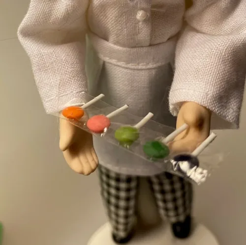 Miniature Rund Slikkepind ,Miniature Bolchestok, slik, dukkehus, dukkehuset, sættekasseting, sætterkasseting, ting til, dukkehuset, sættekassen, miniatyre, miniaturere, mini, skala 1:12, købmandsbutik, legemad, legeslik, julepynt, nissetilbehør, nissebo, nisserne, nissedør, gaveide, sangskjuler, sød tand, sliksulten, pyrus,Miniature Pakke med Slikkepinde