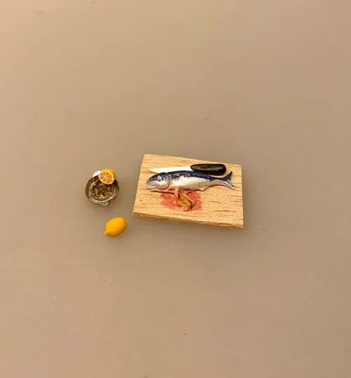 fisk, Miniature Rå Fisk på bræt,Miniature Krabbe,Miniature Fisk Madding, fisk, guldfisk, slørhale, akvarium, havedam, fisketur, lystfisker, fiskestang, gavekort, udstyr, strand, biti, ribe, miniaturer, dukkehus, dukkehusting, dukkehustilbehør, samler, skala, 1:12,