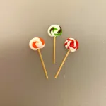 Miniature Runde Slikkepinde sæt a 3, Miniature Rund Slikkepind ,Miniature Bolchestok, slik, dukkehus, dukkehuset, sættekasseting, sætterkasseting, ting til, dukkehuset, sættekassen, miniatyre, miniaturere, mini, skala 1:12, købmandsbutik, legemad, legeslik, julepynt, nissetilbehør, nissebo, nisserne, nissedør, gaveide, sangskjuler, sød tand, sliksulten, pyrus,