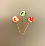 Miniature Runde Slikkepinde sæt a 3, Miniature Rund Slikkepind ,Miniature Bolchestok, slik, dukkehus, dukkehuset, sættekasseting, sætterkasseting, ting til, dukkehuset, sættekassen, miniatyre, miniaturere, mini, skala 1:12, købmandsbutik, legemad, legeslik, julepynt, nissetilbehør, nissebo, nisserne, nissedør, gaveide, sangskjuler, sød tand, sliksulten, pyrus,