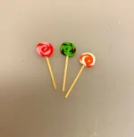 Miniature Runde Slikkepinde sæt a 3, Miniature Rund Slikkepind ,Miniature Bolchestok, slik, dukkehus, dukkehuset, sættekasseting, sætterkasseting, ting til, dukkehuset, sættekassen, miniatyre, miniaturere, mini, skala 1:12, købmandsbutik, legemad, legeslik, julepynt, nissetilbehør, nissebo, nisserne, nissedør, gaveide, sangskjuler, sød tand, sliksulten, pyrus,