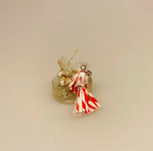 Miniature Slikpose med Bolchestænger,Miniature Bolchestok, slik, dukkehus, dukkehuset, sættekasseting, sætterkasseting, ting til, dukkehuset, sættekassen, miniatyre, miniaturere, mini, skala 1:12, købmandsbutik, legemad, legeslik, julepynt, nissetilbehør, nissebo, nisserne, nissedør, gaveide, sangskjuler, sød tand, sliksulten, pyrus,