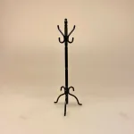 Miniature Sort metal stumtjener, entre, knage, garderobe, tøjstativ, dukkehus, ting, tilbehør, til, nisser, dukkehusting, dukkehustilbehør, dukkehusmøbler, nissedør, nisser, nissehus, nissebo, sjov, sangskjuler, symbolsk, gave, gavekort, til, 1:12, miniature, mini, miniatyre, biti, ribe