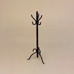 Miniature Sort metal stumtjener, entre, knage, garderobe, tøjstativ, dukkehus, ting, tilbehør, til, nisser, dukkehusting, dukkehustilbehør, dukkehusmøbler, nissedør, nisser, nissehus, nissebo, sjov, sangskjuler, symbolsk, gave, gavekort, til, 1:12, miniature, mini, miniatyre, biti, ribe