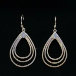 Sølv Ørenringe Børstede Tredobbelt Dråbe, store øreringe, lange øreringe, store sølvøreringe, store ørehængere, børstet sølv, mat sølv, dråbeformede, åbne, lette, ægte sølv, ægte sterling sølv, massiv sølv, ren sølv, nikkelfri, flotte, håndlavede, dansk design, danske brands, moderne, stiligt, elegante, flotte, statement, øreringe, ørenringe, ørehængere, sølvøreringe, hænge øreringe, markante, rå, cool, maria black, susanne friis bjørner, stine a, maanesten, marianne dulong, julie sandlau, biti, ribe, kvalitet, specielle, corydon