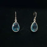 Sølv Ørenringe med Facet Dråber - Blå Topas, topaz, lyseblå, babyblå, pastel, dråber, diamantslebne, dråbeformede, ørehængere, sølvøreringe, ægte, sterling sølv, nikkelfri, elegante, galla, fest, smykker, prinsesse, hængere, hænge øreringe, chakra, ædle, sten, ædelsten, biti, ribe, friis bjørner, maanesten, stine a, enamel, flotte, specielle, tilbud, billige