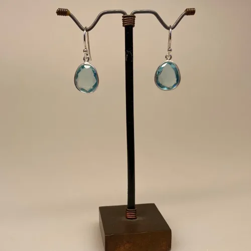 Sølv Ørenringe med Oval facetslebet - Blå Topas, orbit, elipse, oval, organisk, diamantslebet, facetslebet, topa, topaz, ægte, sterling, sølv, ørehængere, øreringe, lyseblå, blå sten, babyblå, aquamarin, akvamarin, pastelfarvede, hængende, hængeøreringe, ørenringe, hængere, elegante, galla, smukke, fest, smykker, tilbehør, biti, ribe, billige, kvalitet, maanesten, stine a, brands, dansk, design, sommer, 2020