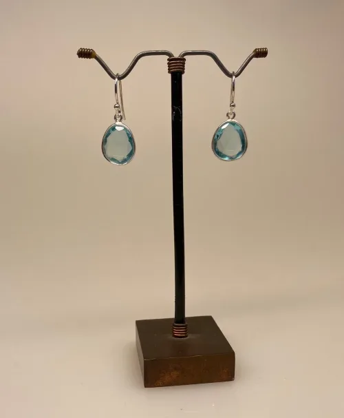 Sølv Ørenringe med Oval facetslebet - Blå Topas, orbit, elipse, oval, organisk, diamantslebet, facetslebet, topa, topaz, ægte, sterling, sølv, ørehængere, øreringe, lyseblå, blå sten, babyblå, aquamarin, akvamarin, pastelfarvede, hængende, hængeøreringe, ørenringe, hængere, elegante, galla, smukke, fest, smykker, tilbehør, biti, ribe, billige, kvalitet, maanesten, stine a, brands, dansk, design, sommer, 2020