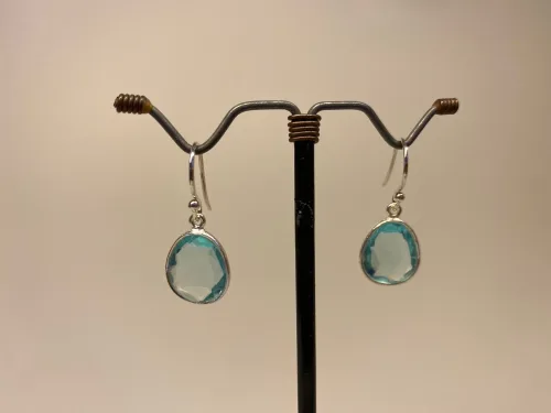 Sølv Ørenringe med Oval facetslebet - Blå Topas, orbit, elipse, oval, organisk, diamantslebet, facetslebet, topa, topaz, ægte, sterling, sølv, ørehængere, øreringe, lyseblå, blå sten, babyblå, aquamarin, akvamarin, pastelfarvede, hængende, hængeøreringe, ørenringe, hængere, elegante, galla, smukke, fest, smykker, tilbehør, biti, ribe, billige, kvalitet, maanesten, stine a, brands, dansk, design, sommer, 2020