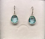 Sølv Ørenringe med Oval facetslebet - Blå Topas, orbit, elipse, oval, organisk, diamantslebet, facetslebet, topa, topaz, ægte, sterling, sølv, ørehængere, øreringe, lyseblå, blå sten, babyblå, aquamarin, akvamarin, pastelfarvede, hængende, hængeøreringe, ørenringe, hængere, elegante, galla, smukke, fest, smykker, tilbehør, biti, ribe, billige, kvalitet, maanesten, stine a, brands, dansk, design, sommer, 2020