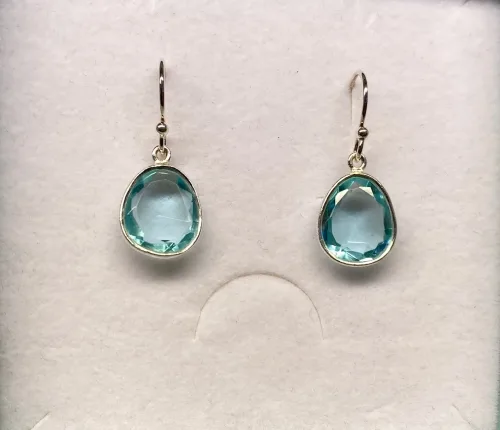 Sølv Ørenringe med Oval facetslebet - Blå Topas, orbit, elipse, oval, organisk, diamantslebet, facetslebet, topa, topaz, ægte, sterling, sølv, ørehængere, øreringe, lyseblå, blå sten, babyblå, aquamarin, akvamarin, pastelfarvede, hængende, hængeøreringe, ørenringe, hængere, elegante, galla, smukke, fest, smykker, tilbehør, biti, ribe, billige, kvalitet, maanesten, stine a, brands, dansk, design, sommer, 2020
