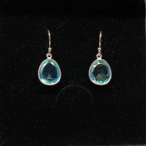 Sølv Ørenringe med Oval facetslebet - Blå Topas, orbit, elipse, oval, organisk, diamantslebet, facetslebet, topa, topaz, ægte, sterling, sølv, ørehængere, øreringe, lyseblå, blå sten, babyblå, aquamarin, akvamarin, pastelfarvede, hængende, hængeøreringe, ørenringe, hængere, elegante, galla, smukke, fest, smykker, tilbehør, biti, ribe, billige, kvalitet, maanesten, stine a, brands, dansk, design, sommer, 2020