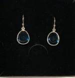 Sølv Ørenringe med Oval facetslebet - Londonblå Krystal, topas, topaz, petrol, petroleumsblå, deninm, jeansblå, cowboy, diamantslebet, ædelsten, halvædelsten, øreringe, ørenringe, ørehængere, hængeøreringe, hængere, smykker, galla, fest, festøreringe, elegante, flotte, kvalitet, dansk, design, brands, biti, ribe, usanne friis bjørner, stine a, dulong, maanesten, enamel, sandlau