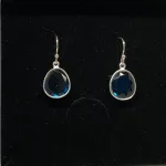 Sølv Ørenringe med Oval facetslebet - Londonblå Krystal, 5568, topas, topaz, petrol, petroleumsblå, deninm, jeansblå, cowboy, diamantslebet, ædelsten, halvædelsten, øreringe, ørenringe, ørehængere, hængeøreringe, hængere, smykker, galla, fest, festøreringe, elegante, flotte, kvalitet, dansk, design, brands, biti, ribe, usanne friis bjørner, stine a, dulong, maanesten, enamel, sandlau