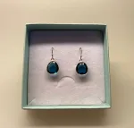 Sølv Ørenringe med Oval facetslebet - Londonblå Krystal, topas, topaz, petrol, petroleumsblå, deninm, jeansblå, cowboy, diamantslebet, ædelsten, halvædelsten, øreringe, ørenringe, ørehængere, hængeøreringe, hængere, smykker, galla, fest, festøreringe, elegante, flotte, kvalitet, dansk, design, brands, biti, ribe, usanne friis bjørner, stine a, dulong, maanesten, enamel, sandlau